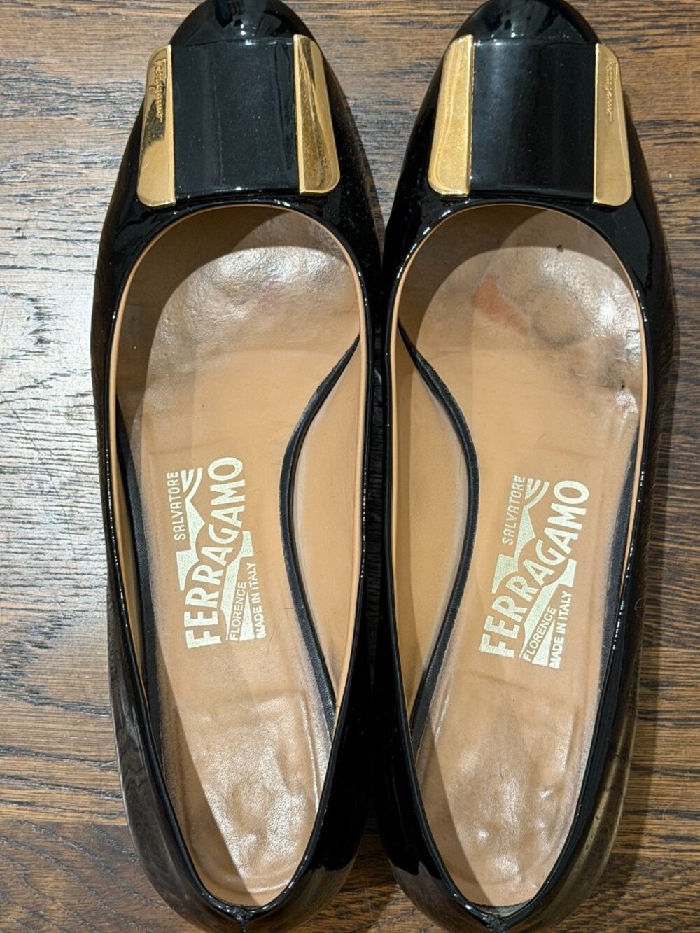 Salvatore Ferragamo Vara Black Patent Leather Pumps Gold Hardware Low Heel 7.5B
